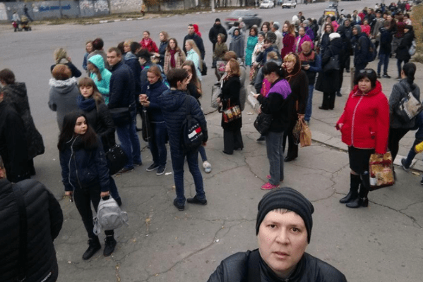 Сотні людей на зупинках: у Херсоні страйкують водії маршруток Херсон