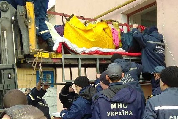 У Коростені рятувальники діставали 370-кілограмову жінку з вікна Коростень вікно