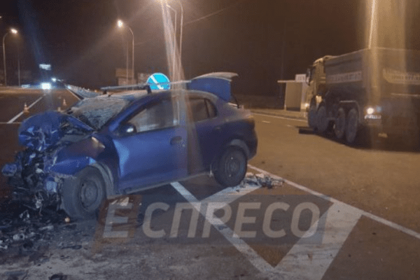 Під Києвом таксі з людьми влетіло у вантажівку