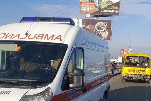 У Києві вантажівка протаранила маршрутку з пасажирами. 8 постраждалих