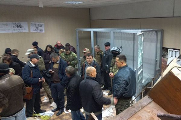 Газ та зруйнована зала суду