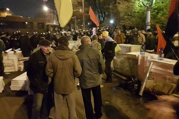 Мітингувальники під Радою готують переворот Мітинг під Верховною Радою