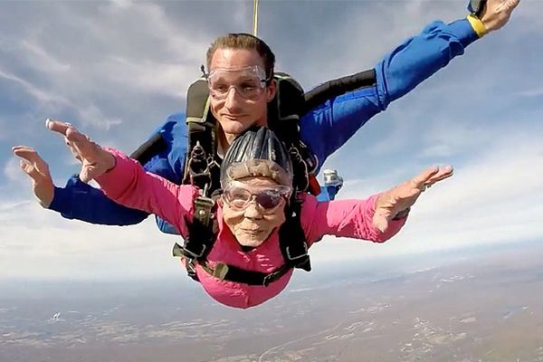 У США 94-річна бабуся стрибнула з парашутом і збирається повторити