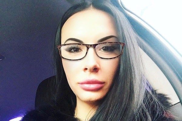 Я повернулася! Найкрасивіша поліцейська Києва в шкіряних штанях за кермом авто милевич