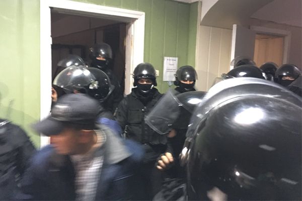 Суд над Коханівським: поліція розблокувала барикаду, серед затриманих журналіст