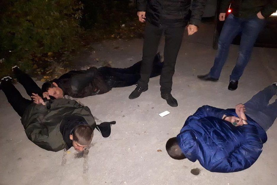 Заштовхали у багажник Арешт