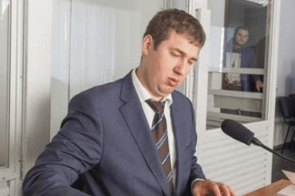 Проявив крайній непрофесіоналізм. Суд відсторонив адвоката Януковича