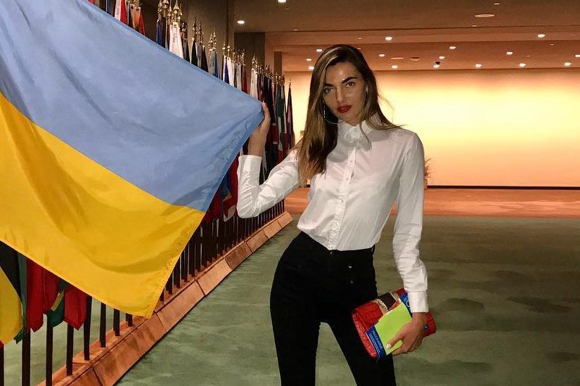 Нова подруга ДіКапріо з українським прапором