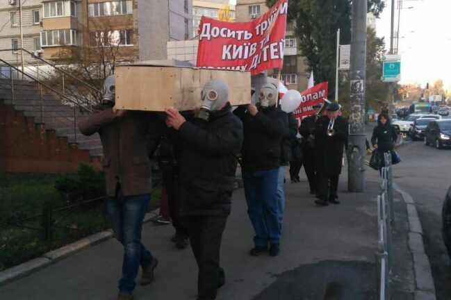 Киевляне требуют закрыть завод Фанплит из-за вредных выбросов