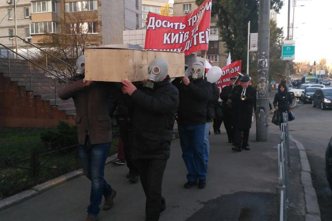 Кияни вимагають закрити завод Фанплит через шкідливі викиди
