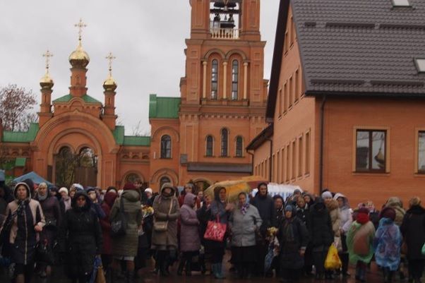 У Голосіїво, до матінки Аліпії: з чим йшли і про що просили черницю в день її пам церква