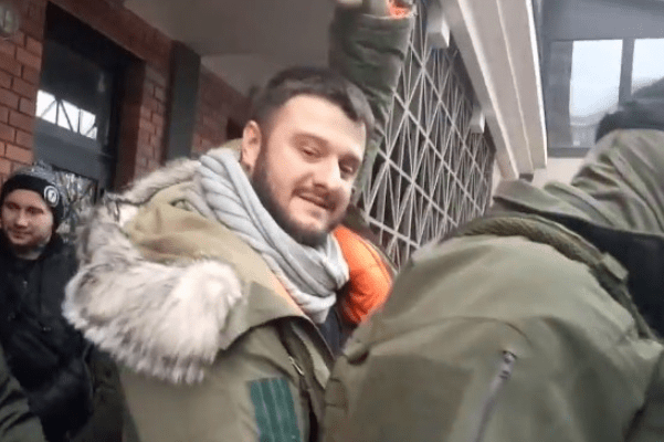 С сына Авакова сняли электронный браслет и вернули загранпаспорт