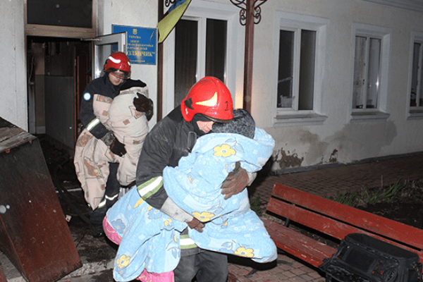 Виносили у ковдрах: у Хмельницькому з вогню врятували 38 дітей Пожежа