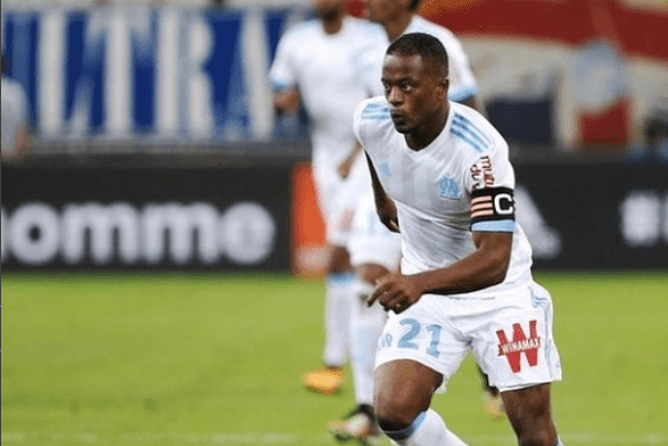 Эвра уволили из клуба за удар в голову в стиле Парасюка Patrice Evra