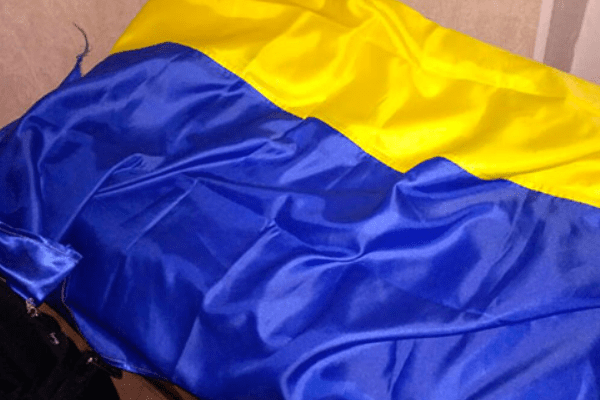 На Херсонщині патріот поцупив державний прапор з головної площі міста