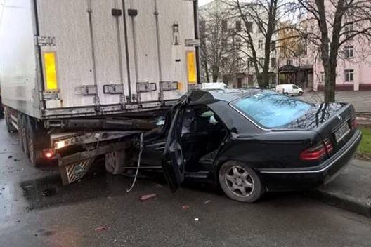 У Києві Mercedes на швидкості влетів під вантажівку, водій загинув