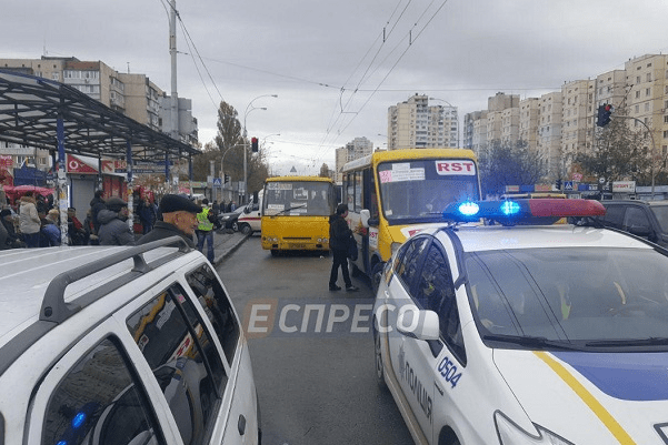 У Києві маршрутка наїхала на людей біля зупинки