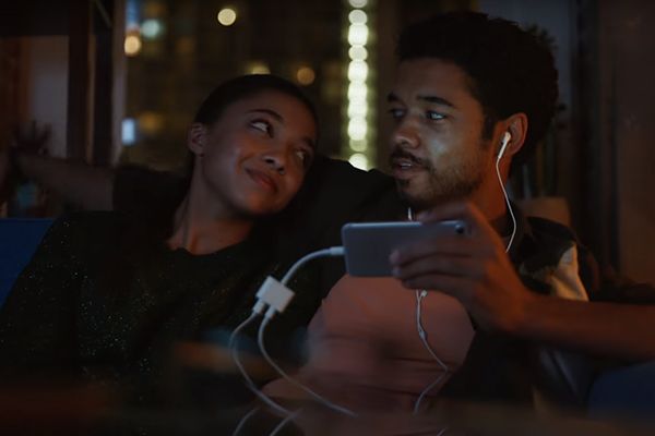 Samsung подшутил над Apple в новой рекламе