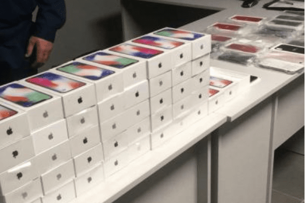 Таможенники не пустили в Украину 43 iPhone X