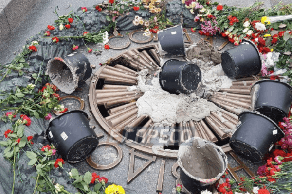 В Киеве вандалы залили цементом Вечный огонь Вандали