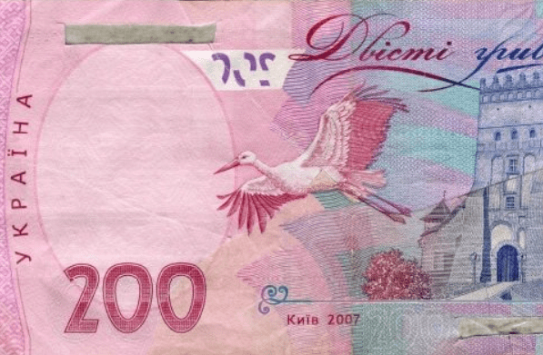 Как выглядят фальшивые 200 и 500 грн