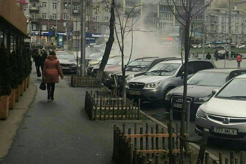 В Киеве кипятком затопило две улицы Прорив труби