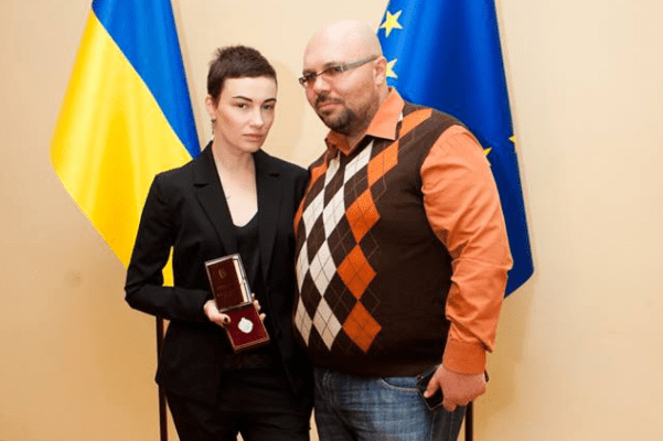 Приходько с наградой заслуженной артистки Украины Настя Прихлдько