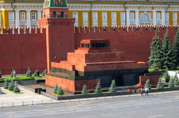Хоронити не можна: РПЦ заступилась за Леніна