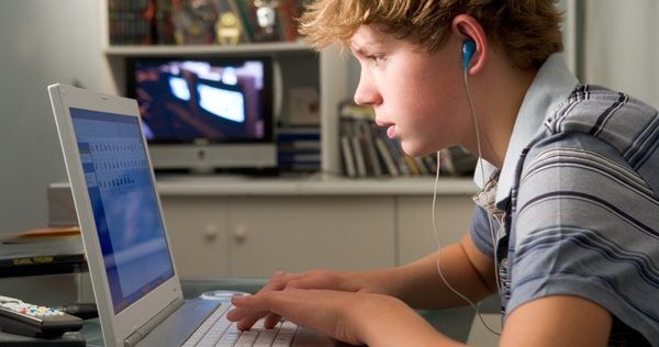 Порезы вен и суицид: новая опасная игра-убийца из России