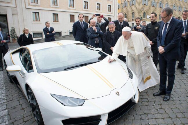 Папе Римскому подарили белоснежный Lamborghini