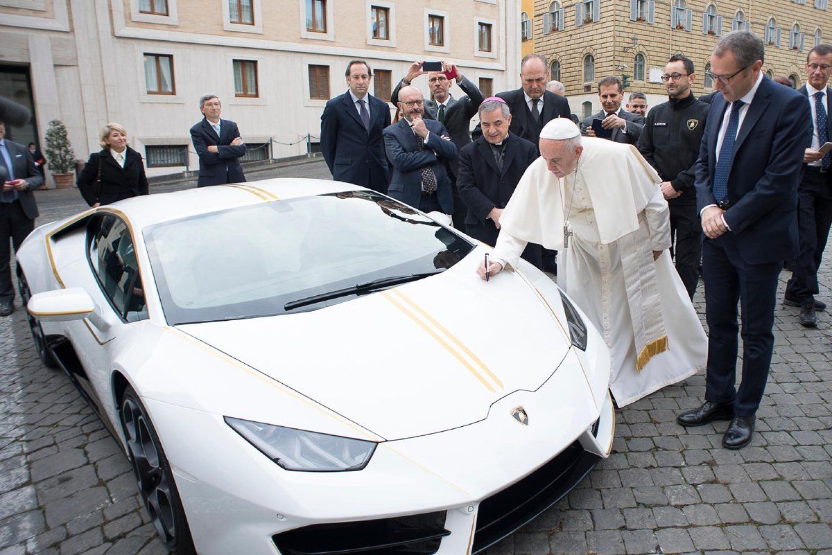 Папе Римскому подарили белоснежный Lamborghini