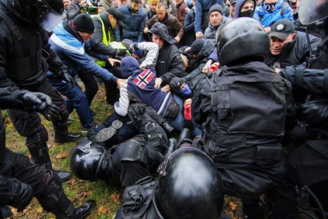 Акция протеста в Одессе: летит брусчатка и пиротехника, начальнику полиции разбили голову