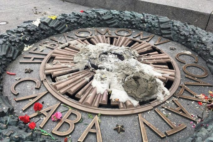 Вічний вогонь у Києві залили цементом і поставили хрест