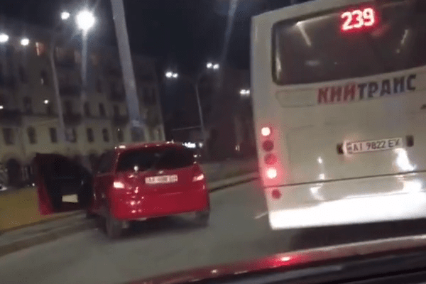 У Києві на Севастопольській площі авто влетіло у відбійник