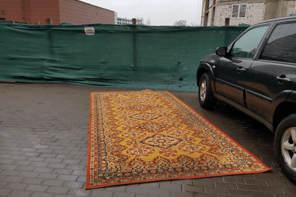 У Мінську водій зайняв місце для парковки авто килимом