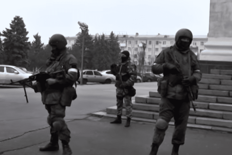 ”Переворот” у Луганську: Плотницького скидає звільнений “міністр” МВС Фото 1 Озброені люди у Луганську