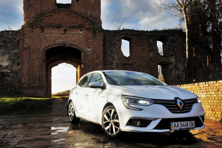 Тест-драйв Renault Megane: хэтчбек с пробегом по ямам Украины Фото 1