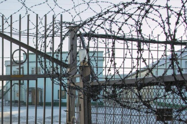 В РФ сотрудница колонии пыталась мечом отрубить голову священнику