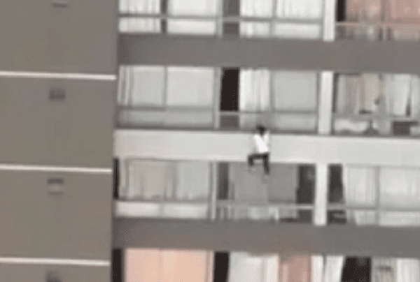 Чоловік упіймав жінку, яка впала з 9 поверху