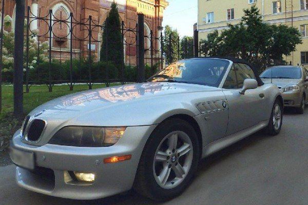 У Києві поліцейський дав друзям покататися на викраденому BMW