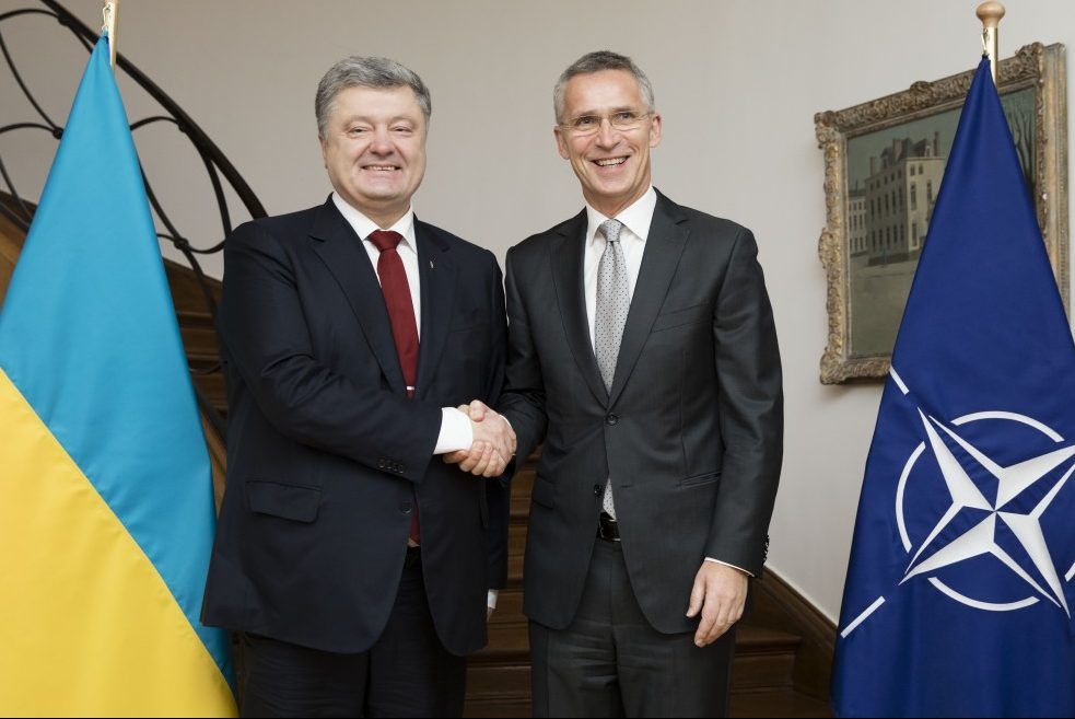 Порошенко поблагодарил Столтенберга за открытые двери НАТО Порошенко і Столтенберг