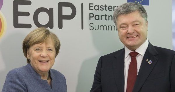 Порошенко обсудит с Меркель миротворцев на Донбассе