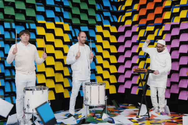 OK Go в новом клипе на Obsession