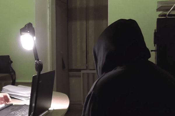 Відібрали телефон і погрожували вбити