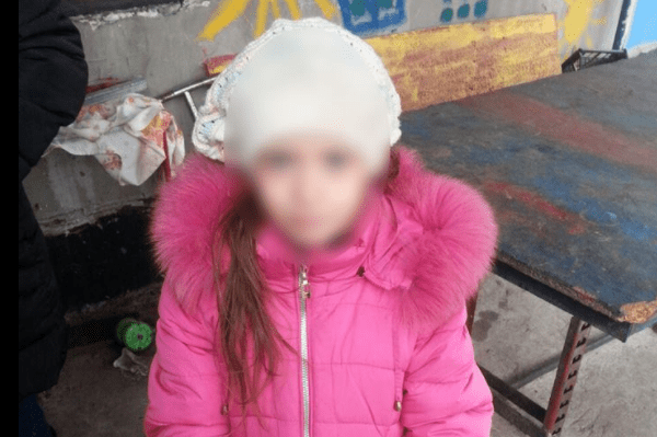 8-летняя девочка вызвала полицию, когда ее ударил пьяный друг отца Діти