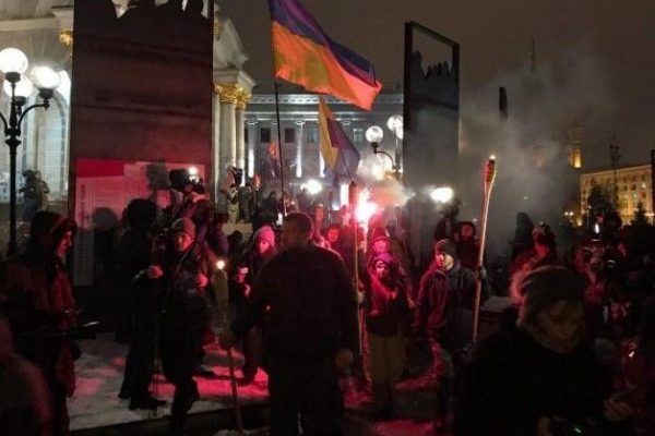 Факельное шествие в Киеве: правоохранителей забросали фаерами