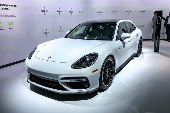 До 100 км/ч за 3,4 сек Panamera Turbo S E-Hybrid Sport Turismo