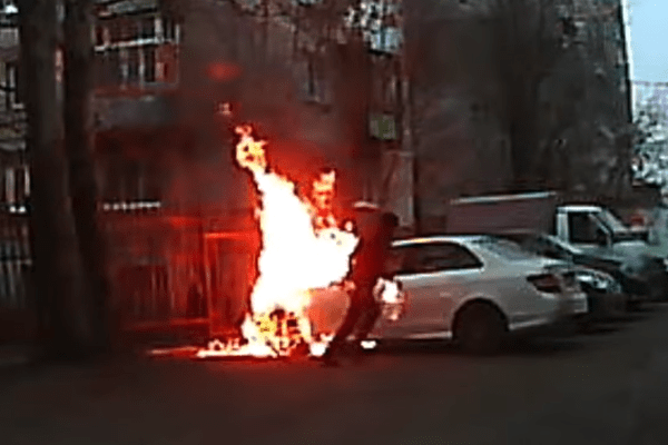 Парень поджег чужой Mercedes и загорелся