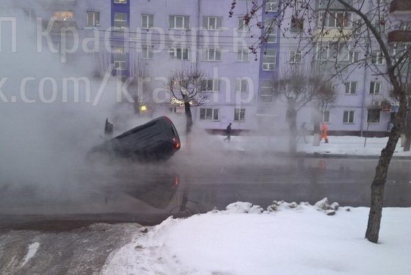 Авто з вагітною жінкою провалилося у яму з окропом красноярск