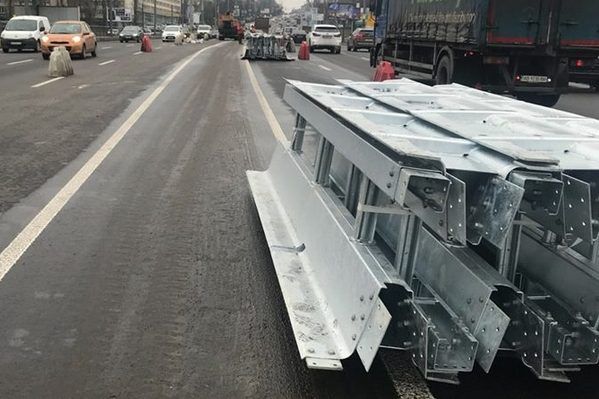 На всех мостах и дорогах Киева устанавливают ограждения, как в ЕС